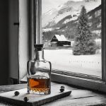 Firefly Imagen en blanco negro de un ventanal con un paisaje nevado y una botella de whisky sobre un