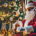 Firefly fotografía onírica de papa Noel dejando botellas de whisky bajo un árbol de navidad en un am